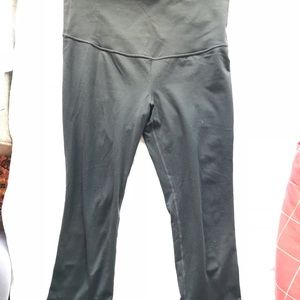 Gap black maternity Capri length workout leggings
